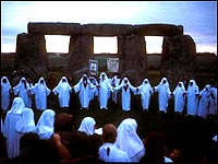 Derwyddon yn Stonehenge