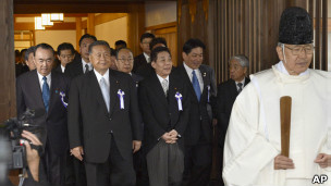 周四(18日)包括两名内阁大臣在内的67名日本国会议员参拜靖国神社。