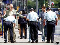 Polis yoldan geçenleri arıyor