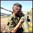 Soldado carrega tanque em Israel