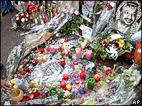 Flores e mensagens de apoio a Arafat em hospital de Paris