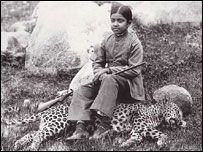 Menina com pantera