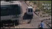 Homem empurra van momentos antes da passagem de trem