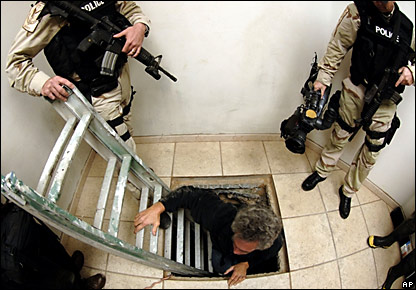 Agentes de EE.UU. examinan un túnel por el que supuestamente se transportan drogas desde México