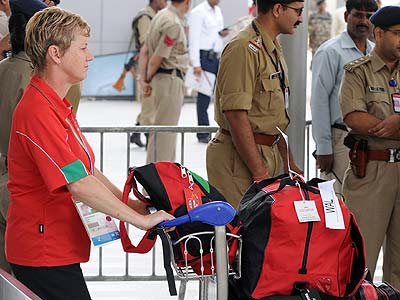 Aelodau tîm Cymru yn cyrraedd Delhi Aelodau tîm Cymru yn cyrraedd Delhi
