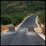 Blocos de concreto em estrada do Hezbollah