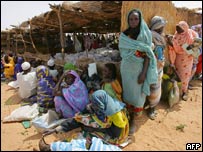 Sudaneses esperando ajuda humanitária no Sudão