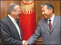 Rumsfeld s prozatímním prezidentem a premiérem Kurmanbekem Bakijevem