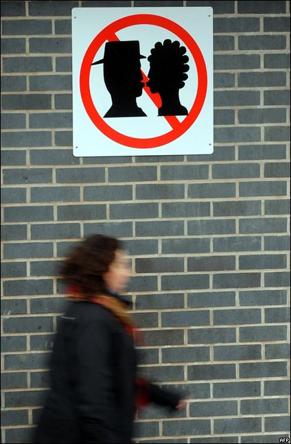 kissing_24.jpg