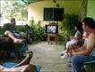 Familia reunida frente al televisor 