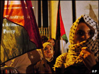 Simpatizantes de Arafat passaram a noite em vigília no hospital