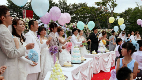 日本釜石市在东日本大地震后举行的一场集体婚礼(3/7/2011)