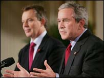Tony Blair (à esq.) e George W. Bush
