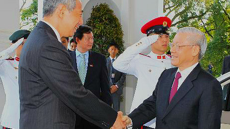 Thủ tướng Lý Hiển Long đón Tổng bí thư Nguyễn Phú Trọng (Ảnh: TTXVN)
