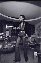 Miles Davis em sua casa, na rua 77, em Nova York, 1971 / (c) Anthony Barboza