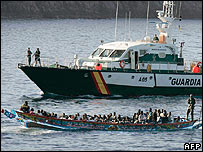 Barco com imigrantes chega às Ilhas Canárias