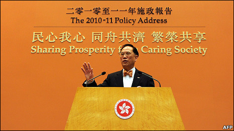 香港行政长官曾荫权在发表施政报告后会见媒体记者(13/10/2010)