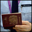 Oficial de imigração examina passaporte