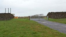 'Twll' yn wal Glynllifon