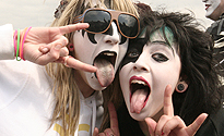 Girls in Kiss make up