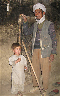 روستایی افغان در درب خانه اش