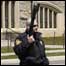 Policial no campus da Virginia Tech durante o massacre de terça-feira