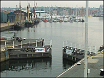 Lock gate closing