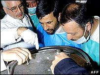 احمدی نژاد در بازديد از تاسيسات مرکز نطنز (عکس از آرشيو)