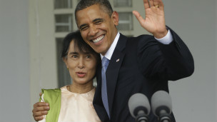 Obama trong buổi họp báo chung với bà Suu Kyi