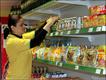 Gislene Mourão Nunes na última loja de produtos brasileiros de Gort (Fotos: Daniela Gross / BBC Brasil)
