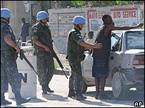 Membros da força de paz da ONU fazendo patrulha em Porto Príncipe
