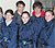 Y criw yn abseilio yng Nghastell Penrhyn