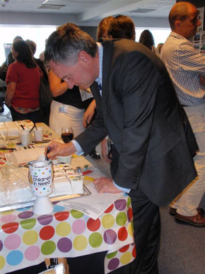 Chris_Kane_cake_decorating.jpg