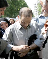 اکبر گنجی