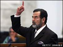 Saddam Hussein, protestând în timpul pronunţării verdictului