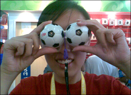 womanwithfootballs438.jpg