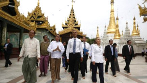 Obama và Clinton đến thăm Shwedagon ở Rangoon hôm 19/11