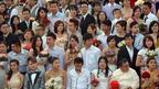 马来西亚吉隆坡一场集体婚礼上新人合照（12/12/2012）