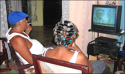 Familia cubana viendo la televisión nacional (Foto: Raquel Pérez)