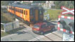 carro passa em frente a trem