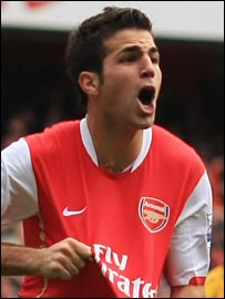 Cầu thủ Cesc Fabregas ăn mừng sau khi ghi bàn 