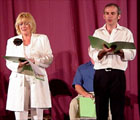 Christine Prichard ac Arwel Gruffydd yn perfformio detholiad o <i loading=