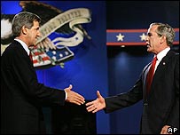 O candidato democrata à presidência dos Estados Unidos, John Kerry, e o presidente George W. Bush, no debate no Arizona