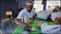Omar Reygadas, hijo de uno de los mineros atrapados, se prepara el desayuno en una carpa. Imagen de archivo: 20/09/10