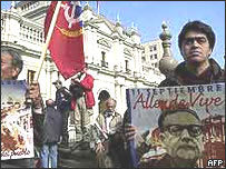 Familiar de vítima da ditadura militar protesta no Chile
