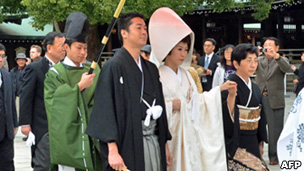 日本明治神社内一对新人正举行神道教婚礼(11/11/2012)