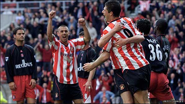 Niall Quinn scores