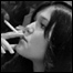 Mulher fuma em café parisiense