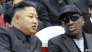 罗德曼(右)与金正恩在平壤观看球赛(28/2/2013)