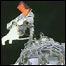 astronauta faz caminhada espacial